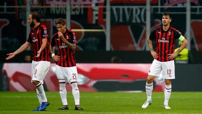 Kapter pesepakbola asal AC Milan, Alessio Romagnoli harus menerima ganjaran kartu mereh saat AC Milan bersua dengan Torini